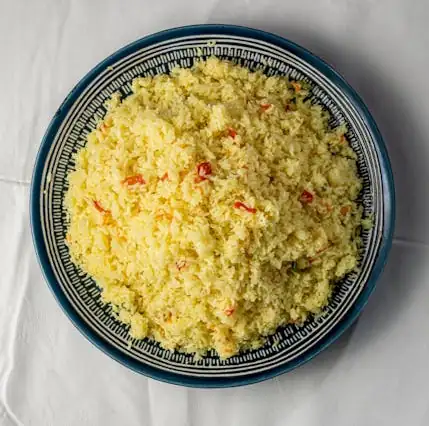 Arroz de canela y azafrán saludable y delicioso: un plato ayurvédico, vegano y nutritivo para una dieta equilibrada.